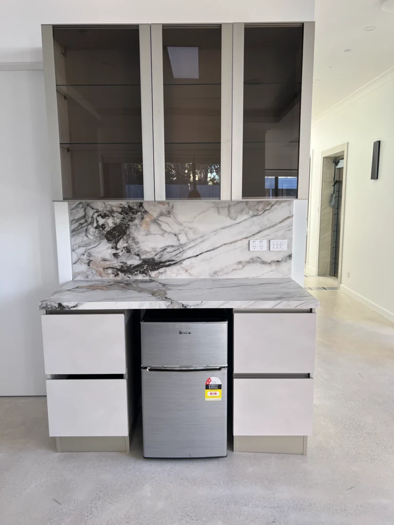 custom-kitchen-bar-cabinet-stone-splashback